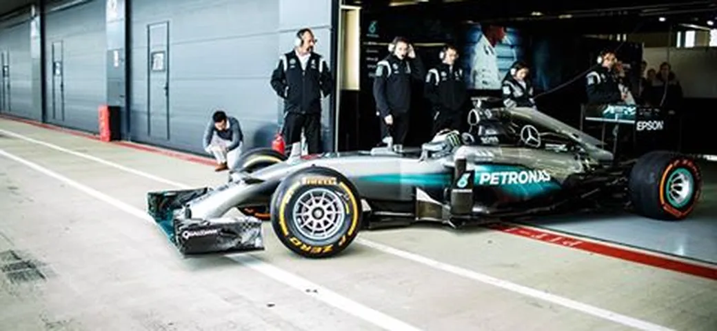 Jorge Lorenzo prova la Mercedes F1 2014 di Lewis Hamilton