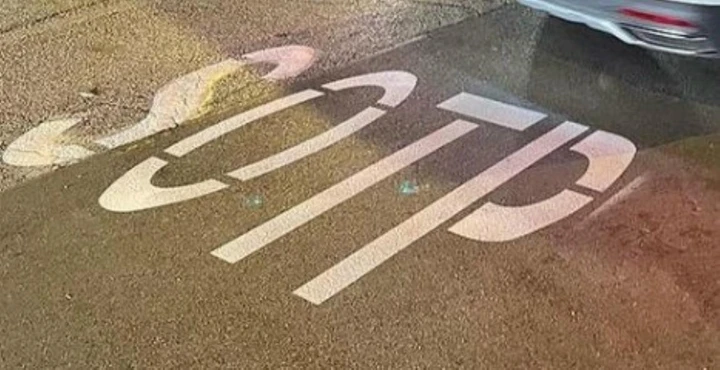 Lo Stop con il refuso: l'errore nella segnaletica diventa virale