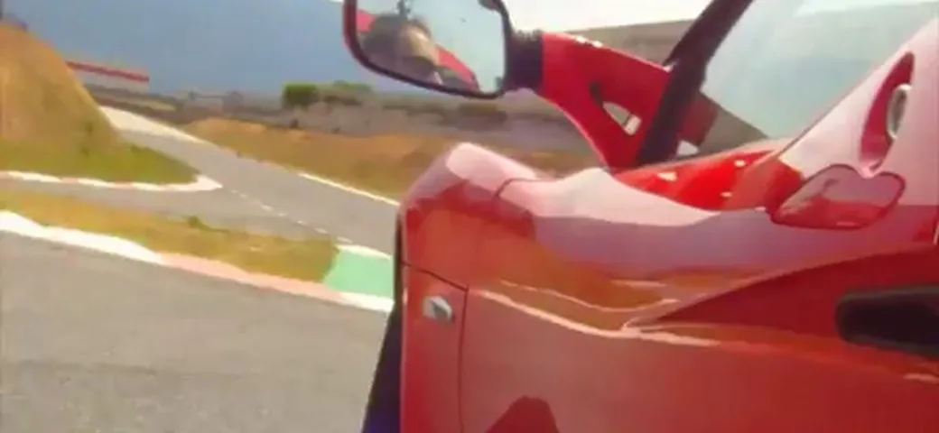 Lotus Elise Vs Husqvarna 511 SMR confronto in pista