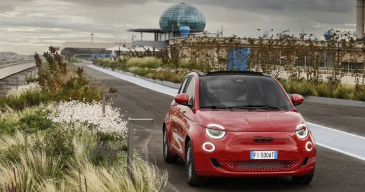 Fiat 500 RED: la serie speciale presentata nella nuova Casa 500