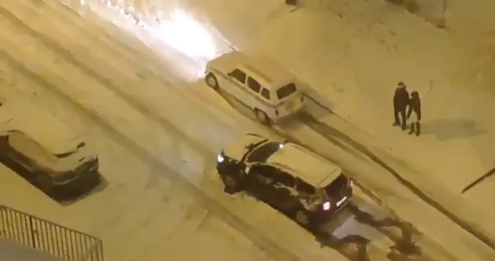 Neve in Spagna: la vecchia Renault 4 batte il SUV moderno