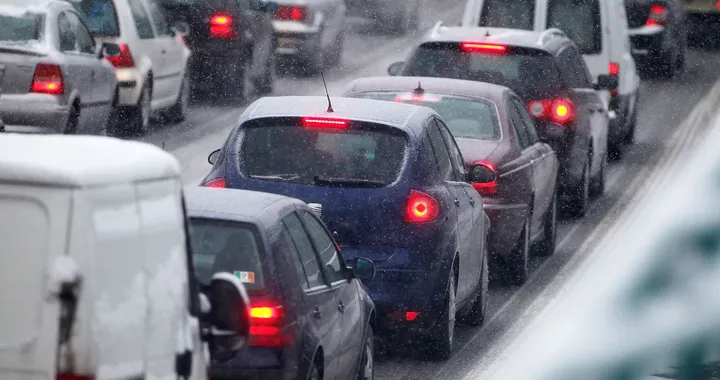 Traffico: in auto si perdono 10 giorni di lavoro all'anno