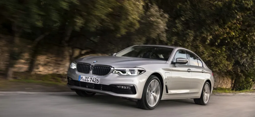 BMW 530e iPerformance: foto e caratteristiche dell'ibrida plug-in