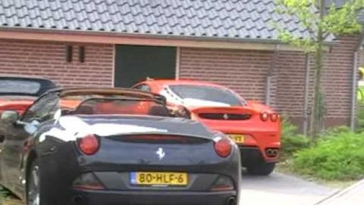 Video: nel paese in cui tutti posseggono una Ferrari