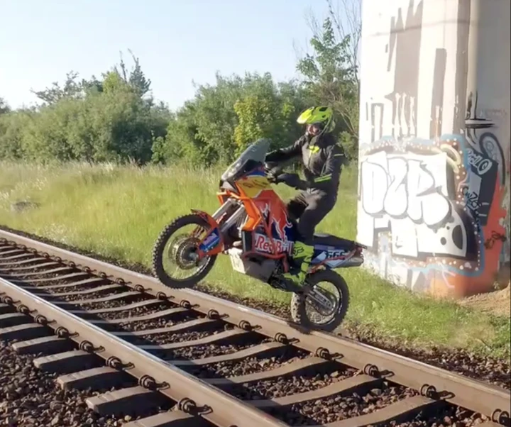 Salta i binari in sella ad una KTM 990 Adventure: il video