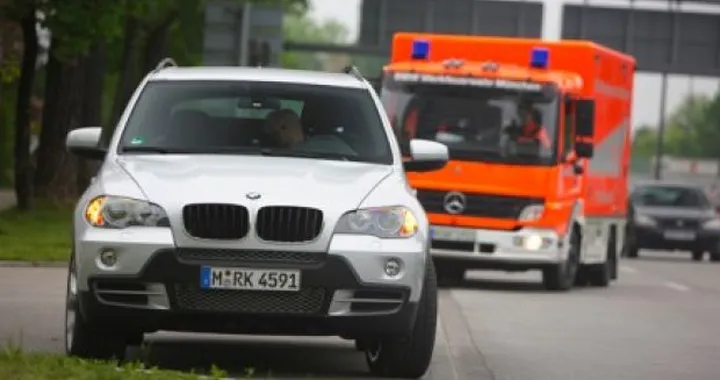 Bmw, Emergency Stop Assistant: frenata automatica in caso di malore del conducente