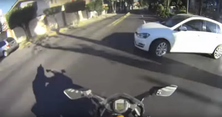 Incidente all'incrocio fra una moto ed una Golf [Video]