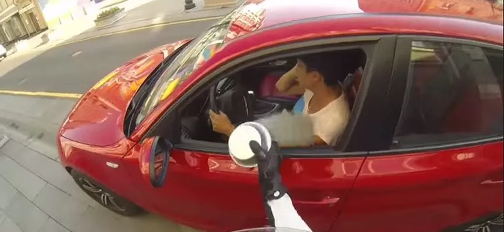Motociclista ecologista si vendica degli automobilisti maleducati [Video]