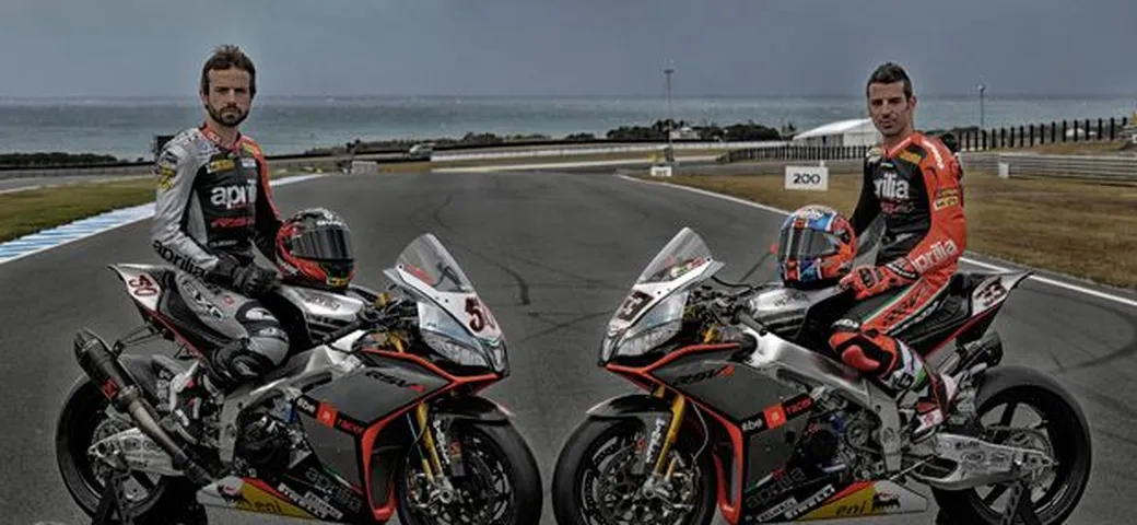 Aprilia RSV4 Superbike 2014: bolide d'argento [Foto e Video]