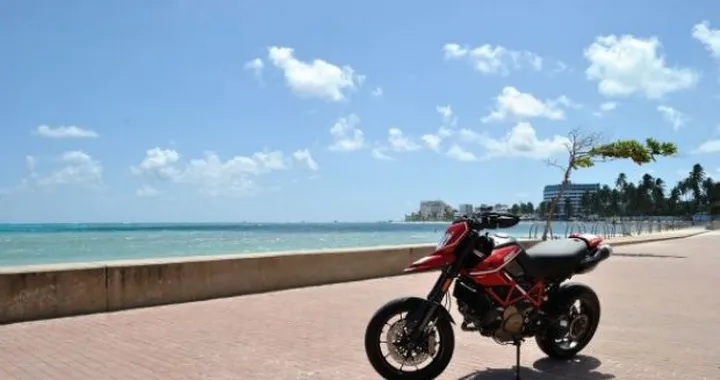 Foto del giorno: Ducati Hypermorard EVO SP ai Caraibi