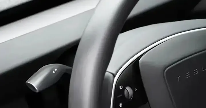 Tesla ascolta i suoi clienti: ritorna un optional a furor di popolo