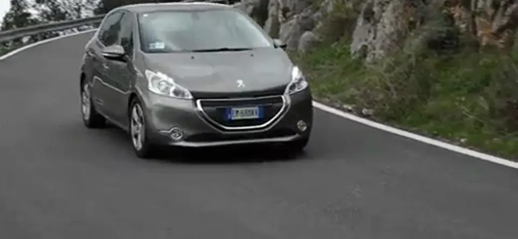 Peugeot 208 1.2 tre cilindnri Test al Banco a Rulli