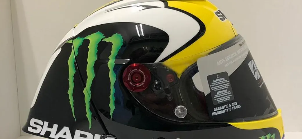 Alex Lowes alla 8 Ore di Suzuka con un casco dedicato a Kenny Roberts