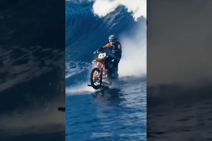 Si può fare surf con la moto? La risposta è nel video