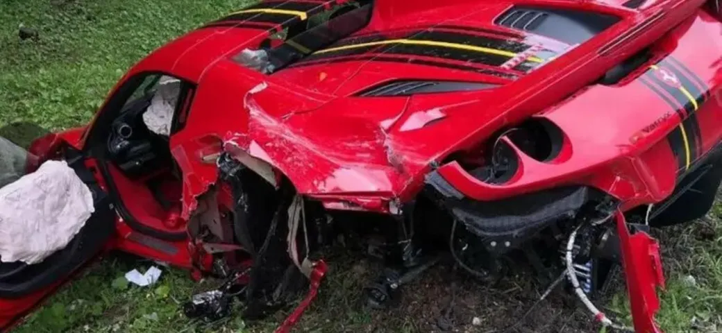 Ferrari F8 Spider si schianta contro un camion a Cortina