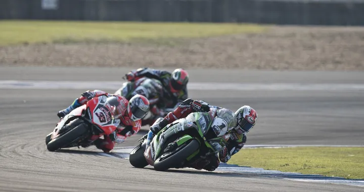 SBK, ma Rea non è imbattibile. Ducati: giocare la "carta piloti"!