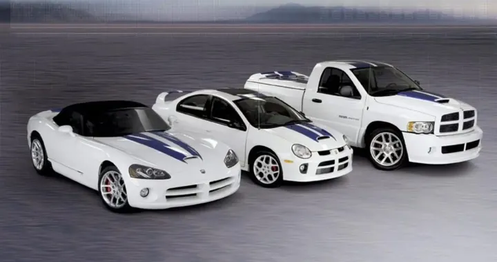 Dodge Neon SRT-4 Commemorative Edition, solo 200 esemplari con le strisce della Viper