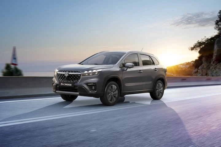 Nuova Suzuki S-Cross Hybrid 2024: connettività avanzata e sicurezza massima