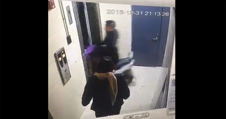 Cade con lo scooter nella tromba dell'ascensore [Video]