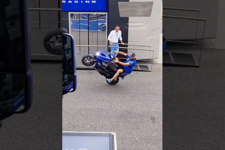 SBK, che show di Toprak Razgatlioglu! Eccolo in azione con lo scooter Yamaha