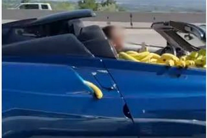 Una Pagani Huayra Tempesta usata per il trasporto banane | Video