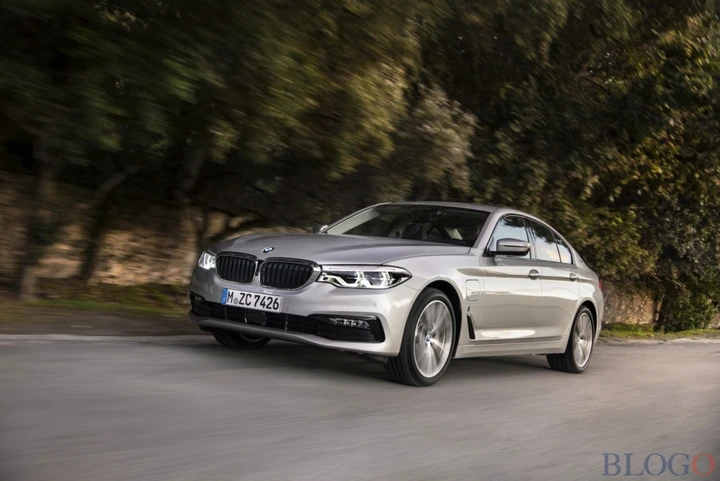 BMW 530e iPerformance: foto e caratteristiche dell'ibrida plug-in