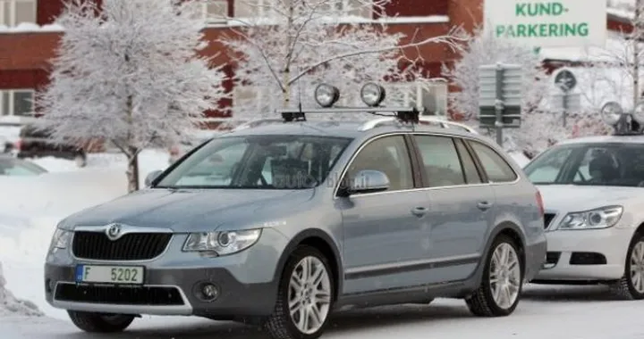 Foto Spia Skoda Superb Scout