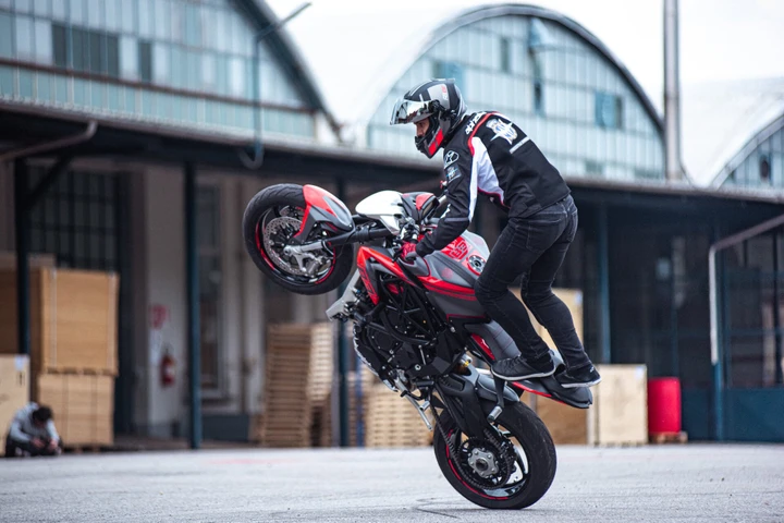MV Agusta Freestyle Division: Thibaut Nogues incanta l'Europa in sella a Brutale 800 RR e F3 800