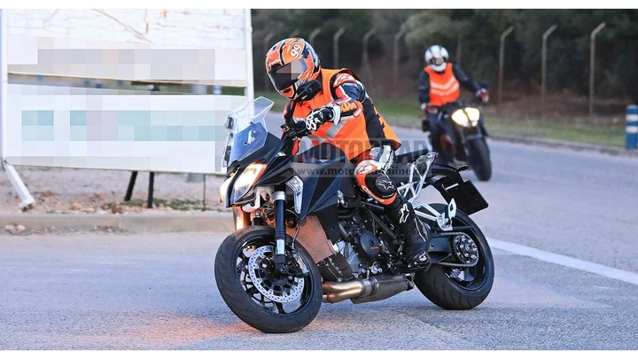 KTM 1290 Super Duke GT 2021: beccata nelle mani di Jeremy McWilliams