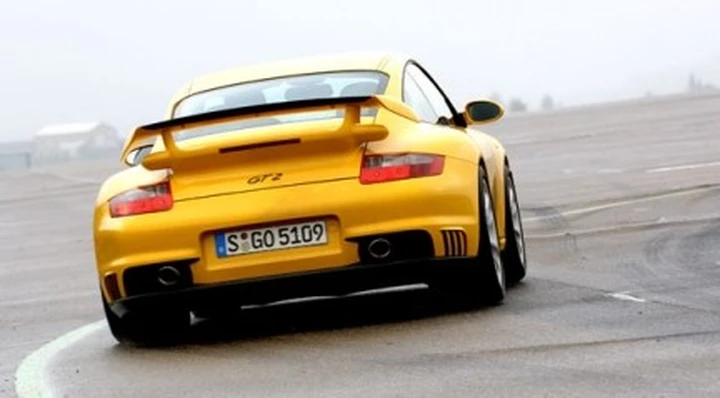 Car Magazine prova la Porsche 911 GT2
