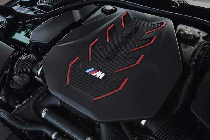 nuova BMW M5 2024 motore