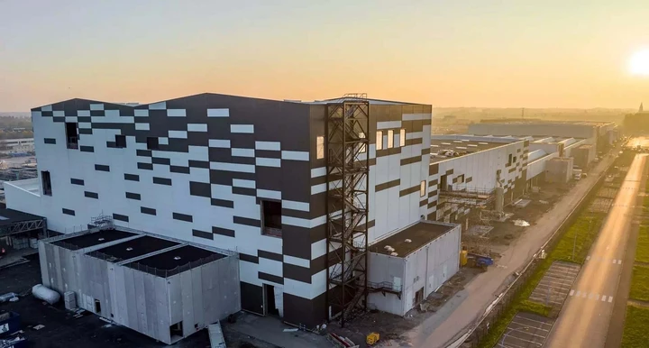 Stellantis e Mercedes aprono la prima gigafactory in Francia