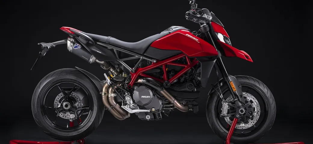 Ducati Hypermotard 950: disponibile una gamma completa di accessori Performance [FOTO]