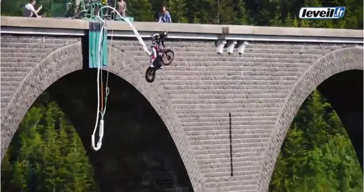 Bungee jumping in moto e con doppio backflip [Video]