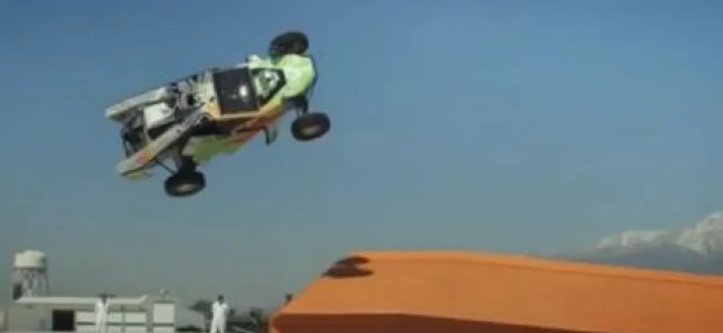 Hot Wheels: 28 metri saltando a 'cavatappi'