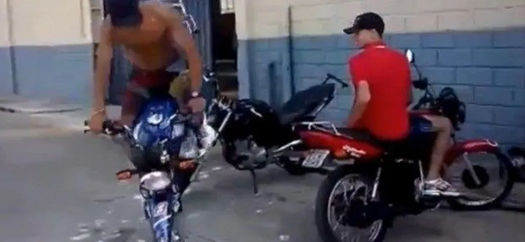 Così si parcheggia una moto con classe [video]