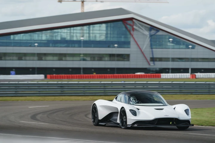 Aston Martin: il nuovo motore V6 con la supercar Valhalla