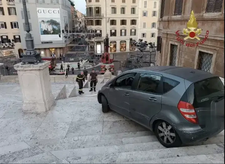 Incidente a Trinità dei Monti: auto sulla scalinata, l'ennesimo caso