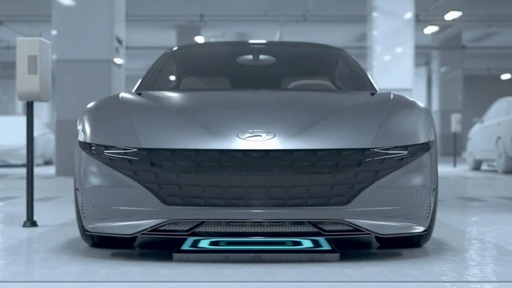 L'auto elettrica Hyundai con la ricarica a guida autonoma