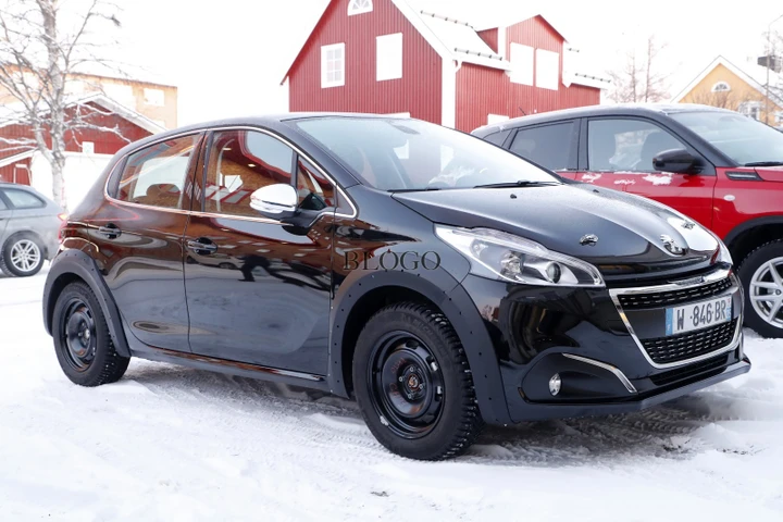 Peugeot 208: foto spia della nuova generazione