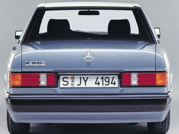 Perché le vecchie Mercedes avevano i fari posteriori “a fisarmonica”? Il motivo era geniale