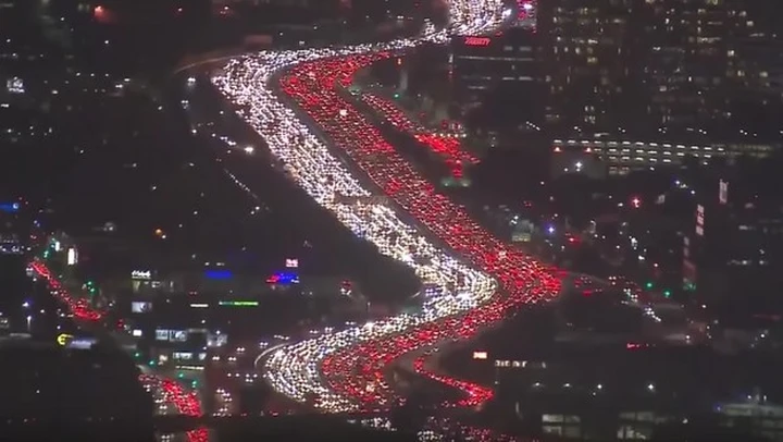 Il traffico paralizza Los Angeles, ma c'è a chi è andata molto peggio...