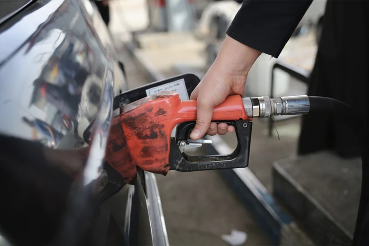 Come risparmiare benzina guidando: i trucchi e lo stile di guida