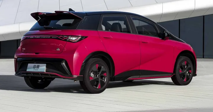 BYD Dolphin diventa ibrida plug-in, fino a 90 km in elettrico