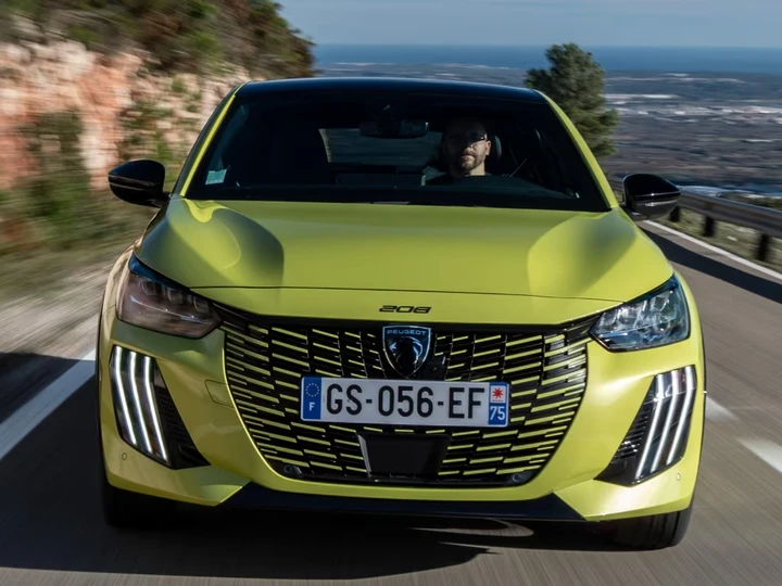 Peugeot 208, l'utilitaria sarà ancora termica fino al 2028