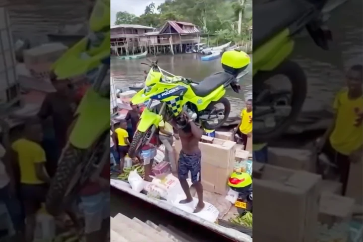 Trasporta una moto sulle spalle: il video