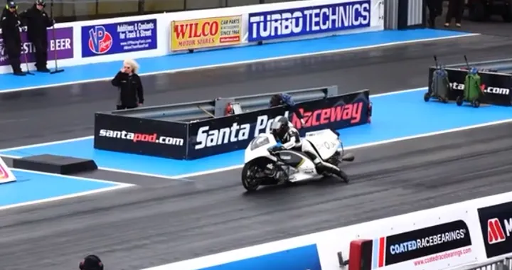 Moto a vapore record: 5,5 secondi sul quarto di miglio [VIDEO]