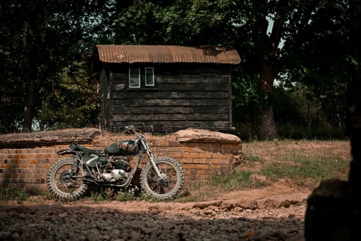 Questa Triumph T140 750 perde peso e diventa una Desert Sled