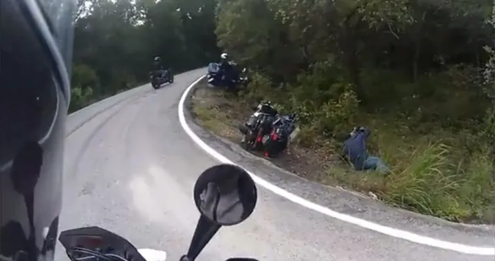 Piegano con l'Harley e finiscono nella scarpata [Video]
