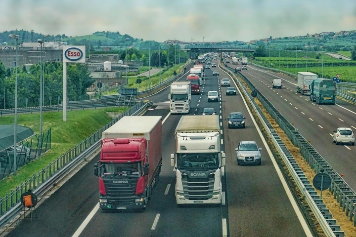 Ravenna, 18.000 euro di multa e 200 punti tolti a un camionista